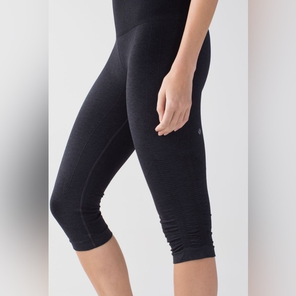 LULULEMON - In The Flow Crop II
Heathered Deep Coal sz4 - Picture 1 of 7